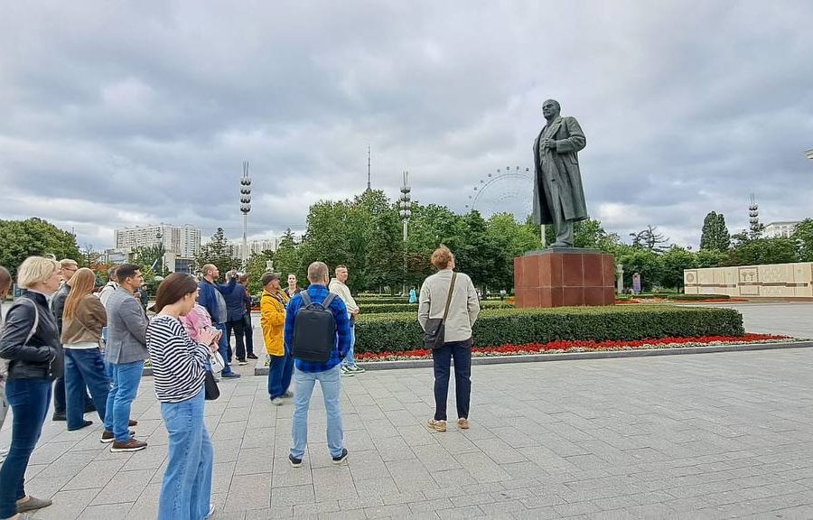Статуя Ленина на ВДНХ. Корпоративная прогулка с гидом по Москве Памятник Ленину на ВДНХ. Экскурсия по Москве корпоративная