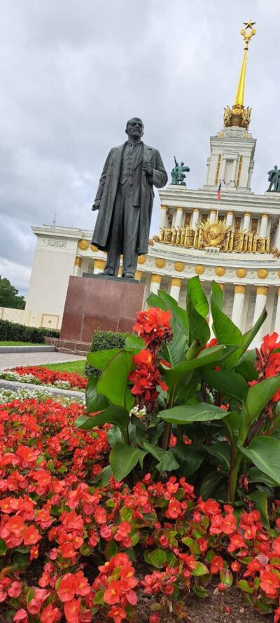 Ленинский монумент рядом с центральным павильоном ВДНХ. Прогулка с гидом по столице Памятник Ленину у центрального павильона ВДНХ. Экскурсия по Москве