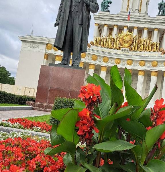 Ленинский монумент рядом с центральным павильоном ВДНХ. Прогулка с гидом по столице Памятник Ленину у центрального павильона ВДНХ. Экскурсия по Москве