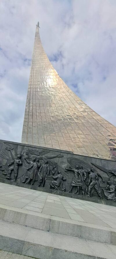Стелла, посвященная покорителям космоса. Прогулка с гидом по территории ВДНХ Стелла "Покорителям космоса". Экскурсия по ВДНХ