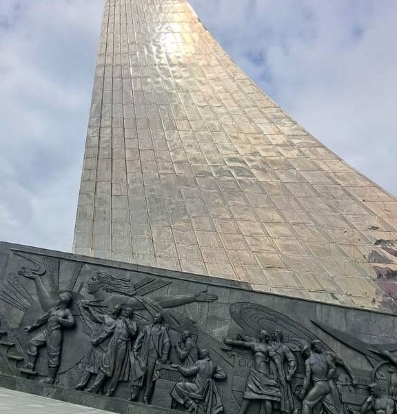 Стелла, посвященная покорителям космоса. Прогулка с гидом по территории ВДНХ Стелла "Покорителям космоса". Экскурсия по ВДНХ