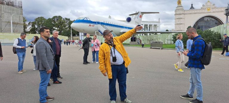 Гид Алексей показывает участникам ВДНХ. Як-42 на заднем фоне