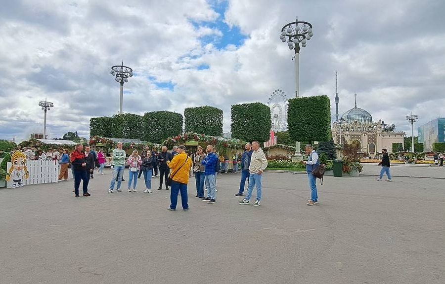 Алексей, гид, с детьми на экскурсии по ВДНХ Гид Алексей с ребятами на прогулке по ВДНХ