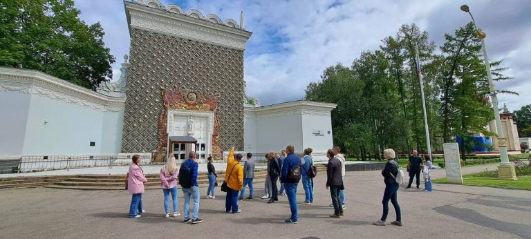 A walk through VDNKh