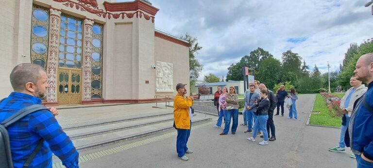 ВДНХ Павильон. Прогулка с гидом по столице для группы Павильон ВДНХ. Экскурсия по Москве для коллектива