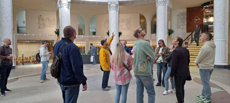 Павильон на ВДНХ изнутри. Прогулка с гидом по Москве Внутри павильона ВДНХ. Экскурсия по Москве