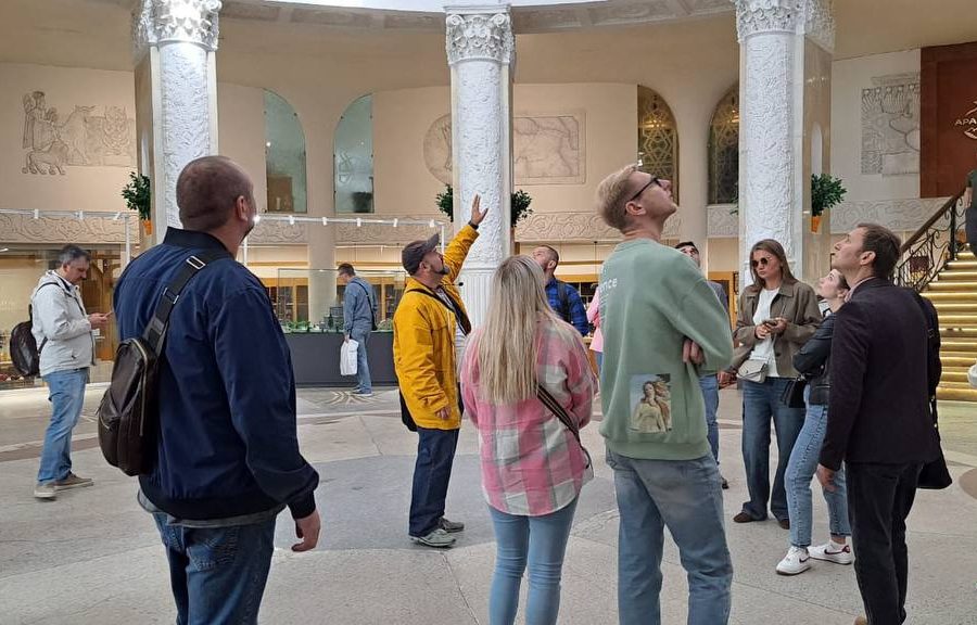 Павильон на ВДНХ изнутри. Прогулка с гидом по Москве Внутри павильона ВДНХ. Экскурсия по Москве