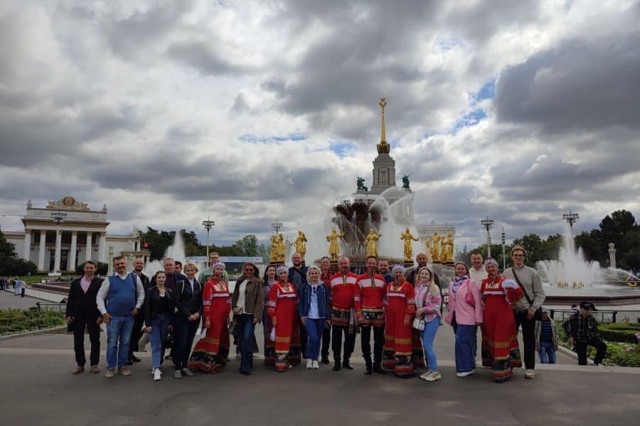 Прогулка с гидом по территории ВДНХ. Снимок с участниками фестиваля кухонь разных народов Экскурсия по ВДНХ. Фотография с участниками фестиваля национальных кухонь