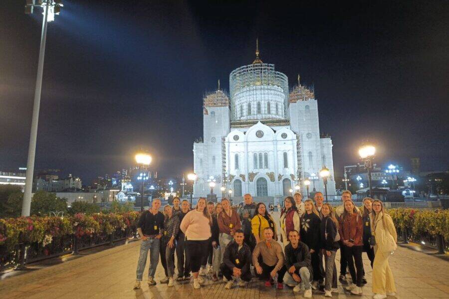 Перед Храмом Христа Спасителя. Экскурсия по Москве На фоне Храма Христа Спасителя. Обзорка по Москве