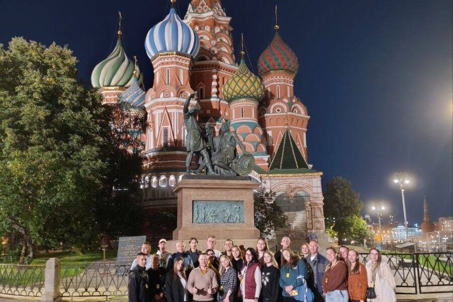На фоне памятника Минину и Пожарскому и Собора Василия Блаженного. Ночной тур по Москве для учителей. На фоне Храма Василия Блаженного и памятника Минину и Пожарскому. Ночная экскурсия по Москве для педагогов.