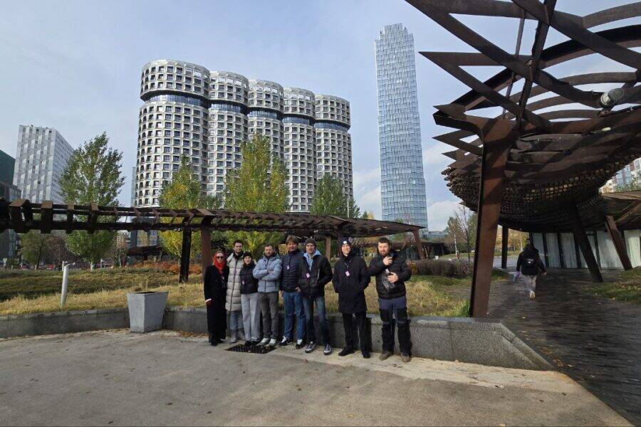 Работники ГК "Самолёт" на прогулке с гидом по кварталам ЗилАрт Сотрудники ГК "Самолёт" на экскурсии по кварталам ЗилАрт