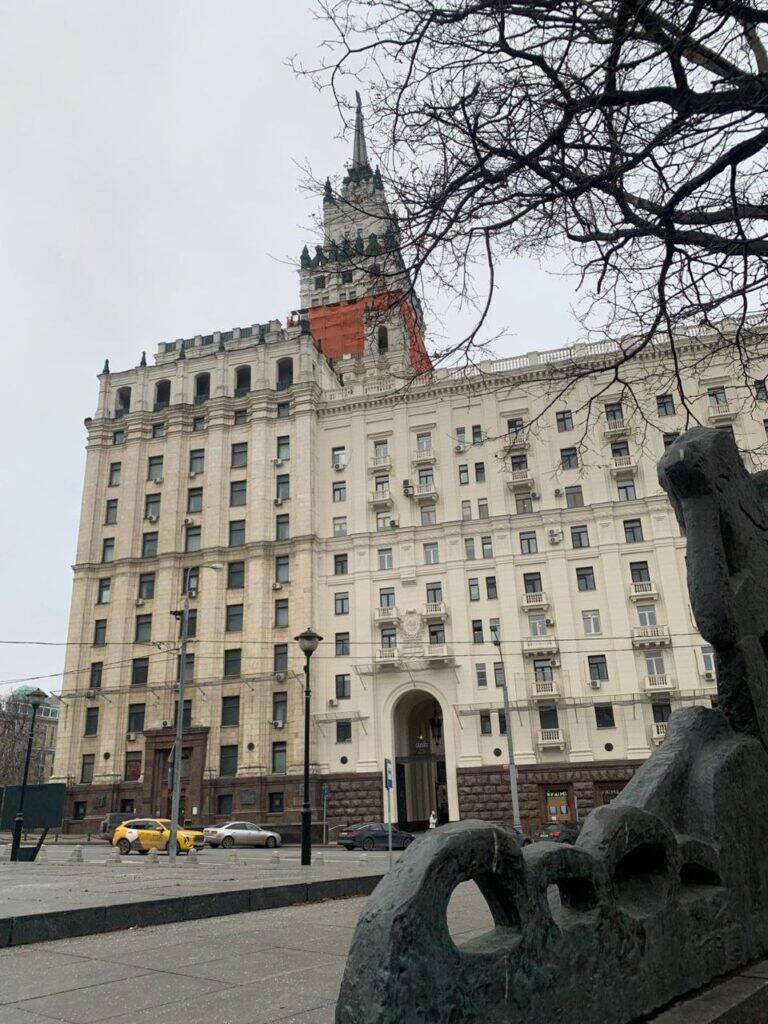 Высотка на Красных воротах. На первом плане фрагмент памятника М.Ю. Лермонтову. Прогулка по Москве