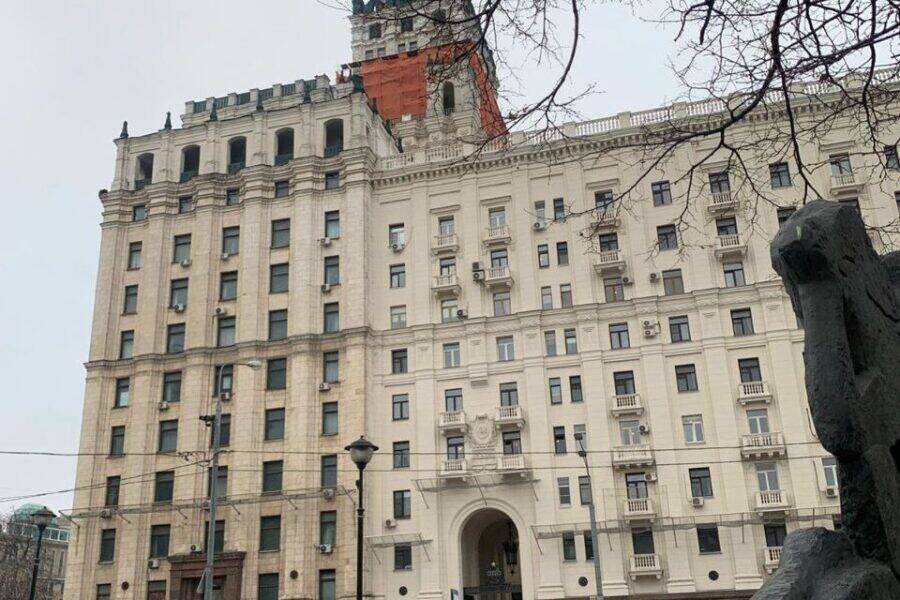 Высотка на Красных воротах. На переднем плане часть монумента М.Ю. Лермонтову. Экскурсия по Москве Высотка на Красных воротах. На первом плане фрагмент памятника М.Ю. Лермонтову. Прогулка по Москве