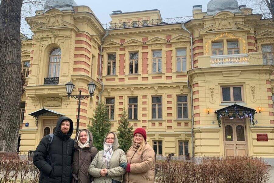 Компания на фоне усадьбы Ф.И. и А.И. Прове Группа на фоне усадьбы Ф.И. и А.И. Прове