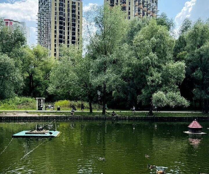 Прогулка с гидом в компании сотрудников и клиентов застройщика