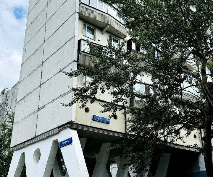 "Дом на курьих ножках" — одна из архитектурных достопримечательностей района Ростокино