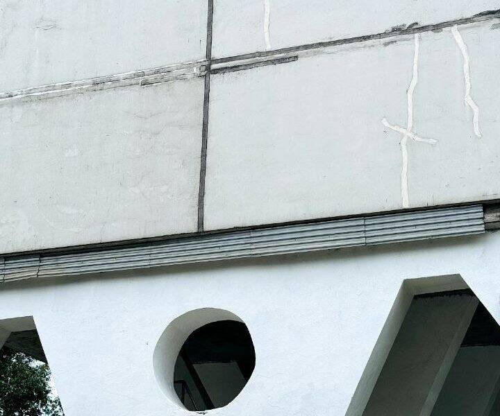 "Дом на ножках" в районе ВДНХ. Необычное архитектурно-конструкторское решение.