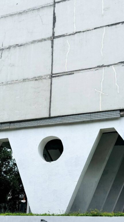 «Дом на ножках» в окрестностях ВДНХ. Неординарное конструктивное и архитектурное решение. "Дом на ножках" в районе ВДНХ. Необычное архитектурно-конструкторское решение.