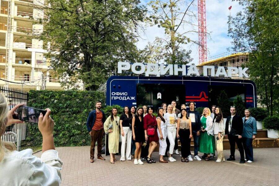 Перед стартом маршрута. Гид Антон рядом с сотрудниками и будущими жильцами "Родина Парк" Перед началом маршрута. Гид Антон вместе с сотрудниками и будущими жильцами "Родина Парк"