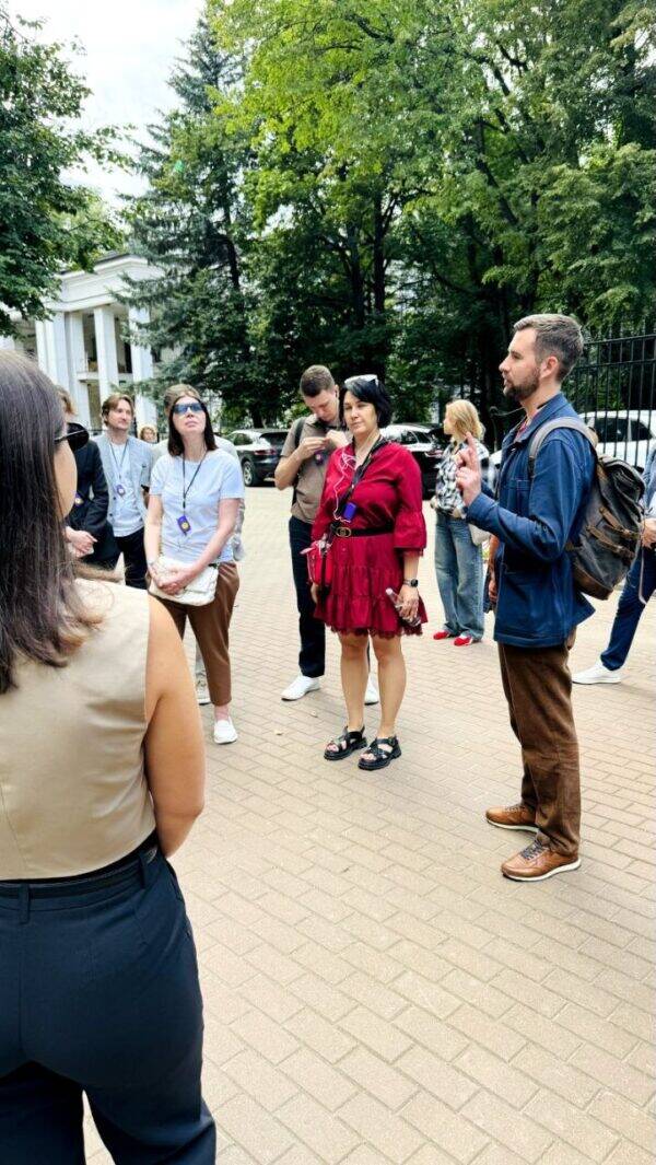 The area in front of the Rodina Park sales office. A corporate tour for realtors, developers, and future residents of the residential complex.