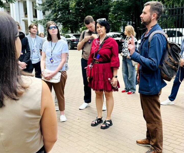 Кольцевая корпоративная экскурсия для риэлторов, застройщиков и будущих жильцов ЖК на площадке перед офисом продаж "Родина Парк". Пространство у офиса продаж "Родина Парк" во время деловой экскурсии. Площадка перед офисом продаж "Родина Парк". Кольцевая корпоративная экскурсия для риэлторов, застройщиков и будущих жильцов ЖК.