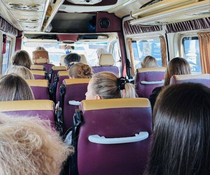 Поездка участников экскурсии в Mercedes Sprinter Участники экскурсии едут в микроавтобусе Mercedes Sprinter