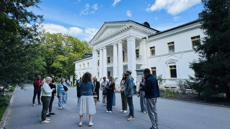 Прогулка с гидом на фоне Дома творчества писателей Переделкино. Атмосфера литературного Переделкино. На фоне Дома творчества писателей Переделкино. Прогулка с гидом