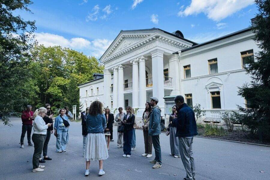 Прогулка с гидом на фоне Дома творчества писателей Переделкино. Атмосфера литературного Переделкино. На фоне Дома творчества писателей Переделкино. Прогулка с гидом