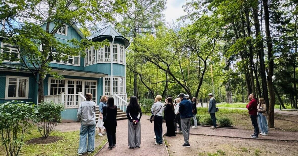Экскурсанты слушают рассказ о доме, где когда-то повесился Геннадий Шпаликов. История этого места звучит особенно пронзительно. Экскурсанты слушают о доме, где когда-то повесился Геннадий Шпаликов...