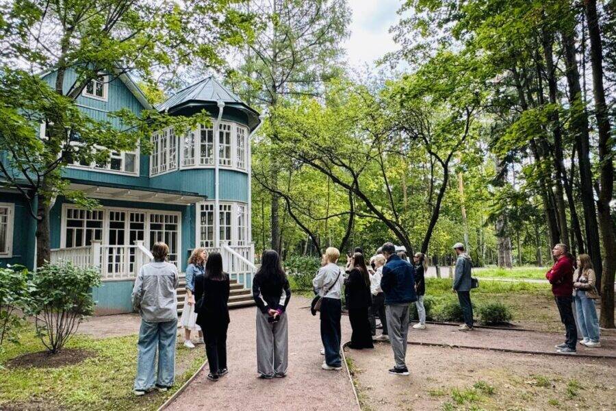 Экскурсанты слушают рассказ о доме, где когда-то повесился Геннадий Шпаликов. История этого места звучит особенно пронзительно. Экскурсанты слушают о доме, где когда-то повесился Геннадий Шпаликов...