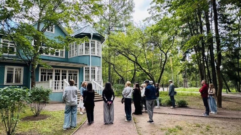 Экскурсанты слушают рассказ о доме, где когда-то повесился Геннадий Шпаликов. История этого места звучит особенно пронзительно. Экскурсанты слушают о доме, где когда-то повесился Геннадий Шпаликов...