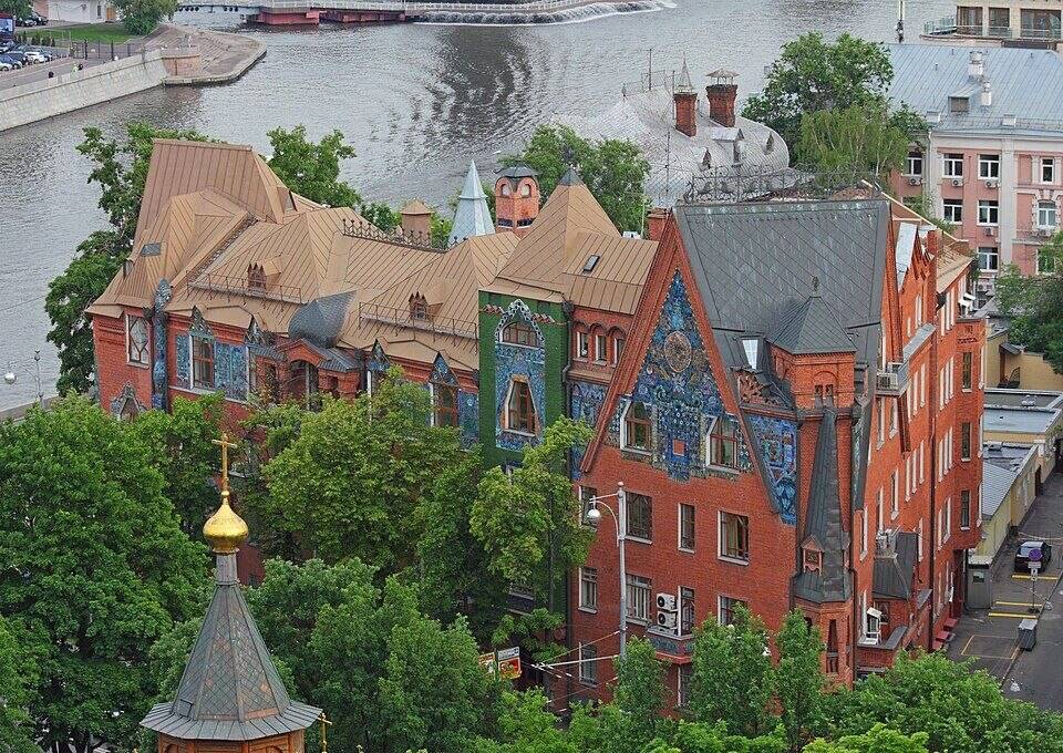 Сказочный фасад дома Перцовой