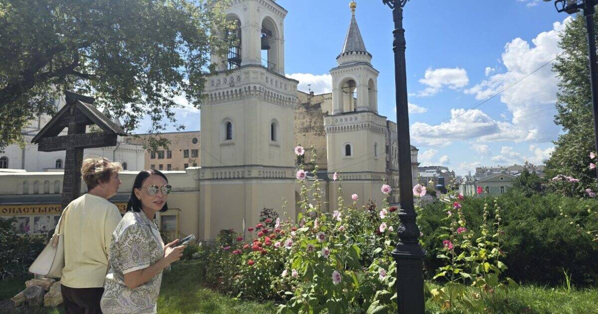 Прогулка с гидом по Китай городу. В кадре Ивановский монастырь. Экскурсия по Китай городу. Ивановский монастырь