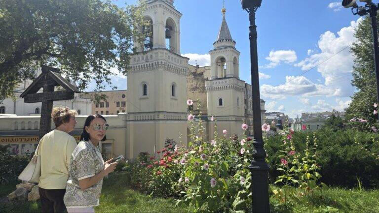 A guided walk through Kitay-gorod. The Ivanovsky Convent is pictured. A tour of Kitay-gorod. The Ivanovsky Convent