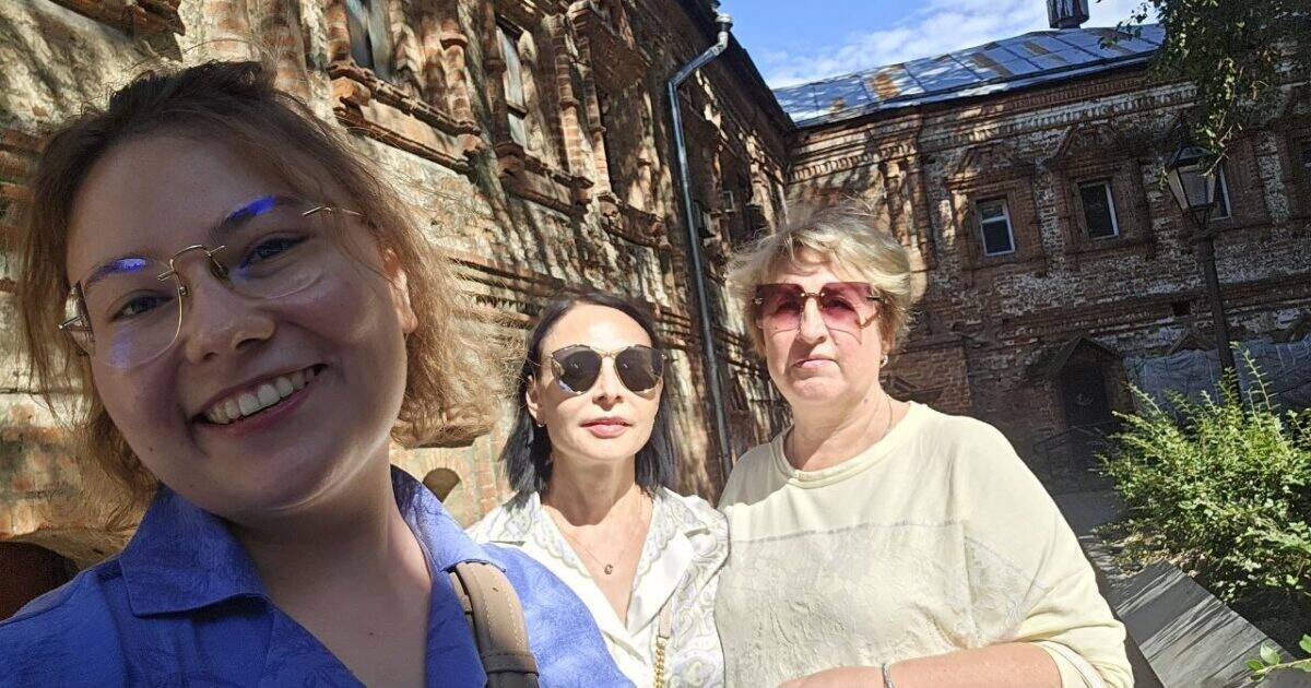 Мария, гид, снимает селфи вместе с участницами прогулки с гидом Гид Мария делает селфи с участницами экскурсии