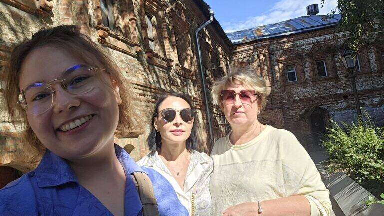 Maria, the guide, takes a selfie with the participants on her guided walk Guide Maria takes a selfie with the tour participants