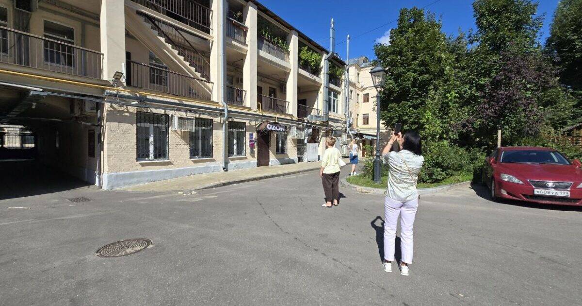 В Москве на улице Покровка стоит Дом с наружными галереями («галдарейками»), известный как бывший дом Сиротинина Дом с наружными галереями («галдарейками») в Москве, расположенный на улице Покровка (бывший дом Сиротинина).