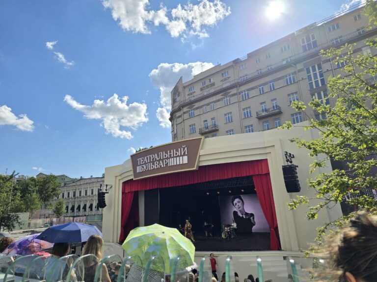 The open-air venue of the “Theatre Boulevard” festival in the amphitheatre on Pokrovsky Boulevard in Moscow. A private guided walk through Kitay-gorod. The open-air stage of the “Theatre Boulevard” festival in the amphitheatre on Pokrovsky Boulevard in Moscow. A private tour of Kitay-gorod.