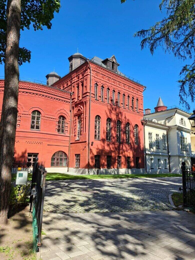 Усадебный корпус Краснокирпичный корпус усадьбы Покровское-Стрешнево