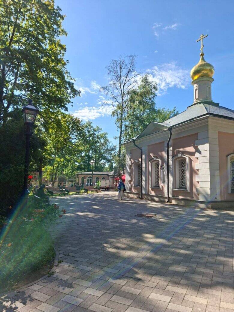 Храм Покрова Богородицы и аллея в усадьбе Покровское-Стрешнево