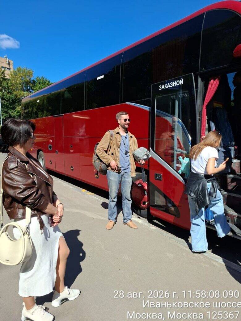 У заказного автобуса Участники экскурсии садятся в заказной автобус на Иваньковском шоссе
