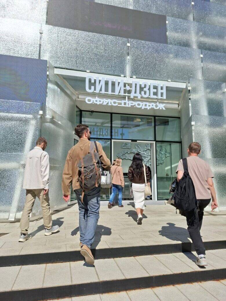 Участники экскурсии входят в офис продаж Сити Дзен