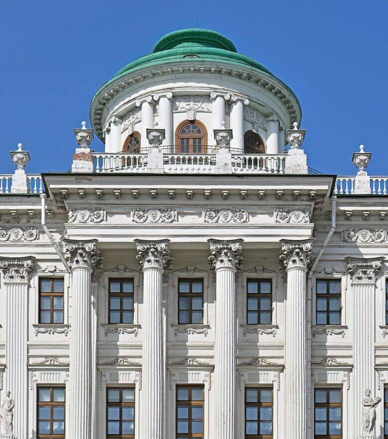 Круглый бельведер с зелёным куполом над колоннадой Дома Пашкова