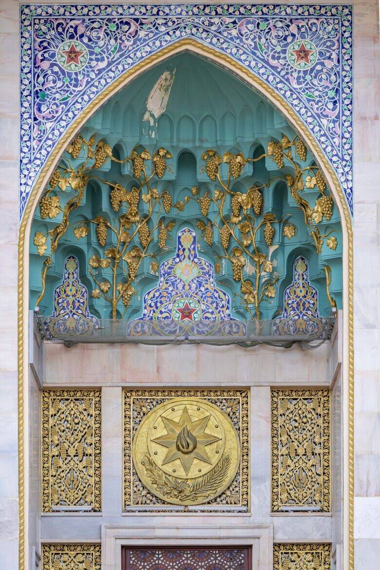 Close-up of the entrance portal of the Azerbaijan Pavilion: a turquoise recess, patterned ceramics and golden decorative details.