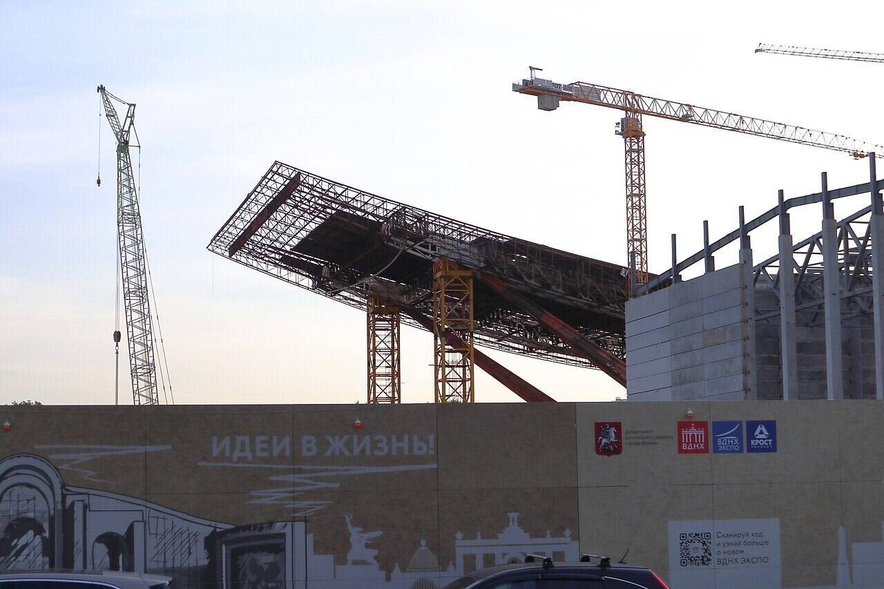 Открытый каркас павильона № 70 и строительные краны на ВДНХ в сентябре 2025 года