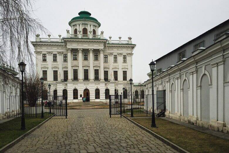 Двор Дома Пашкова с открытыми воротами и фасадом с бельведером в глубине