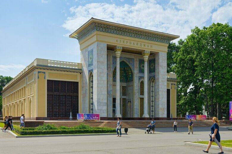 Фасад павильона «Азербайджан» на ВДНХ с высоким порталом и цветным орнаментом.