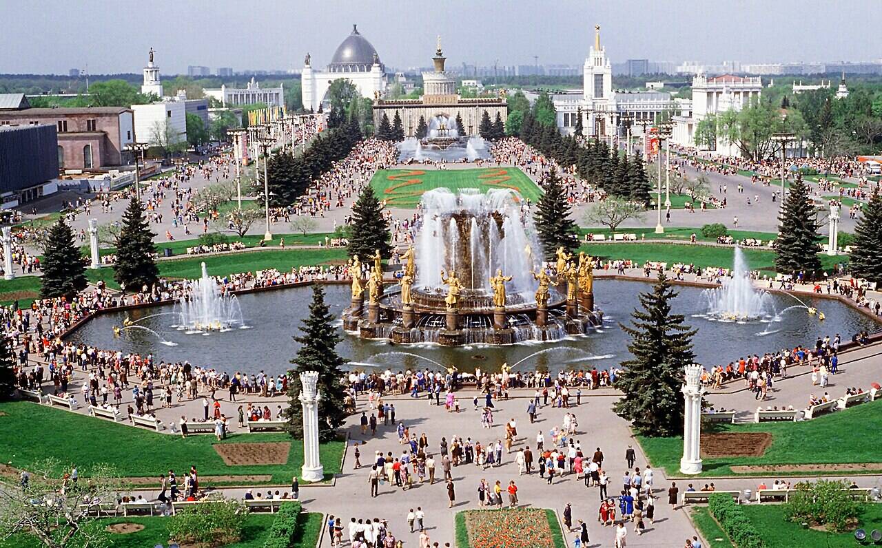 Вид сверху на фонтан «Дружба народов» и площадь ВДНХ в июне 1984 года