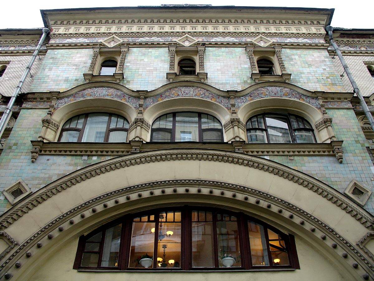 Главный вход Саввинского подворья с большой аркой и майоликовым фасадом