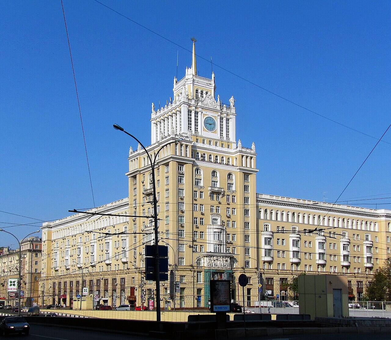 Фасад московской гостиницы Пекин с башней и часами
